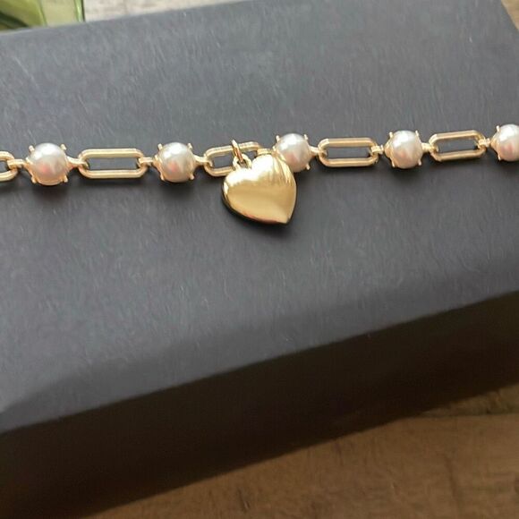 Macys 7” Gold Tone Faux Pearl Heart Charm with Rhinestone Link Bracelet NWOT - Picture 2 of 3